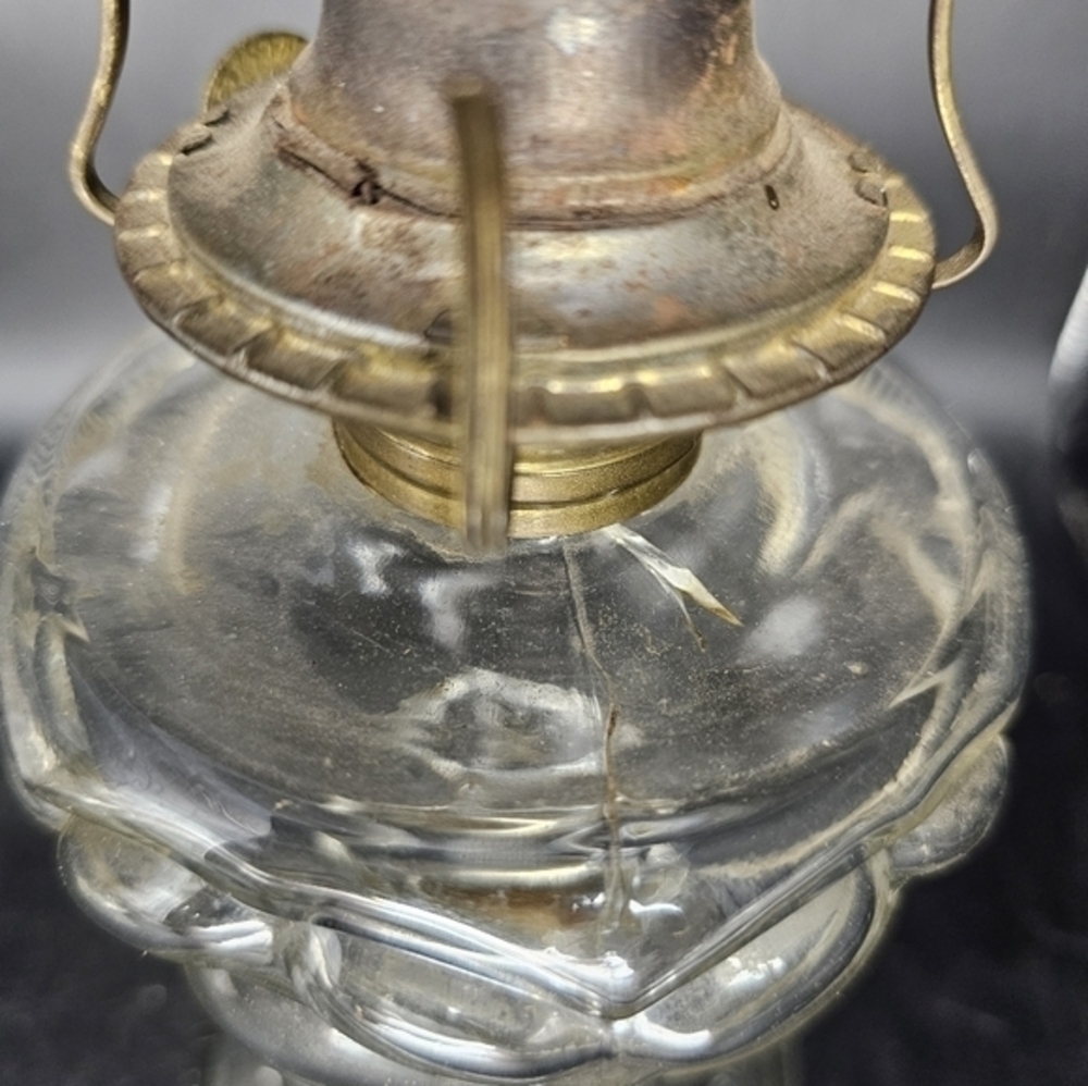 Vintage/antique clear glass finger loop oil lamp - Picture 7 of 9